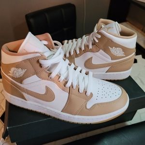 Jordan 1 mid Tan Gum